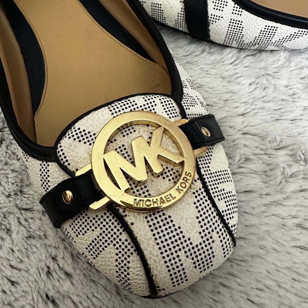 Michael Kors flats in Navy and White